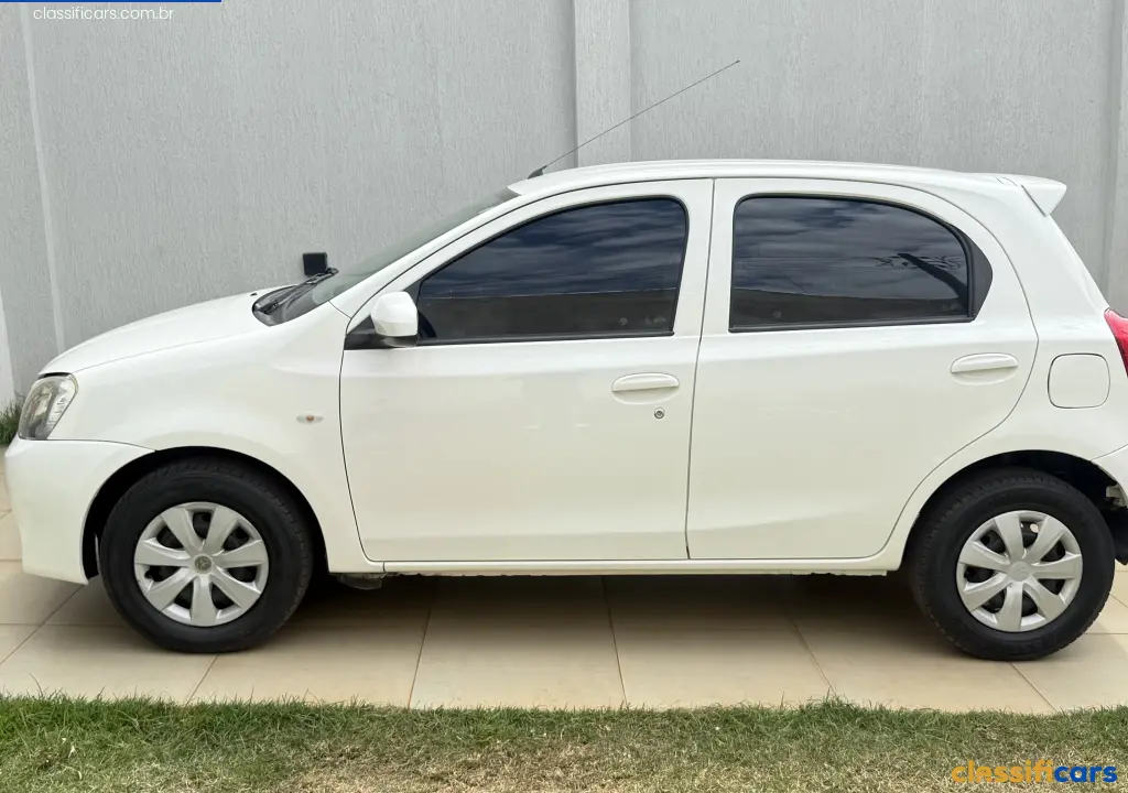 Toyota-ETIOS+1.3+Flex+16V+5p+Mec.-2014+Flex-Branco