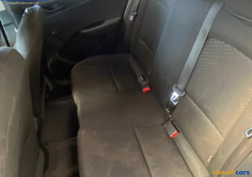carro bem conservado sem detalhes